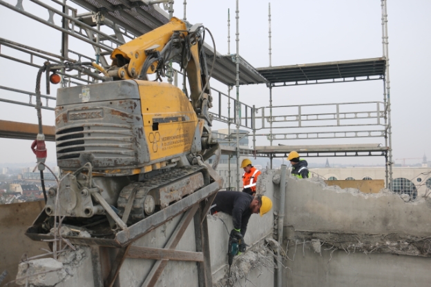 P. Olesen - Nedbrydning i Højden med Brokk 180