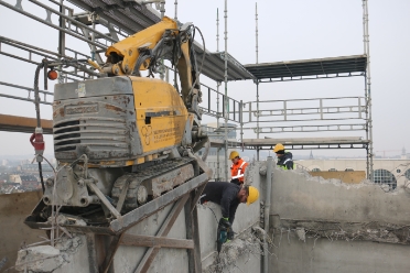 Brokk nedrivningsrobot på arbejde hos P. Olesen & Sønner